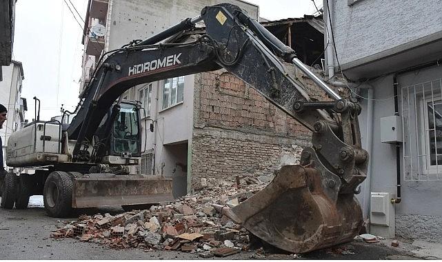 Gemlik'te Metruk Bina Temizliği Devam Ediyor