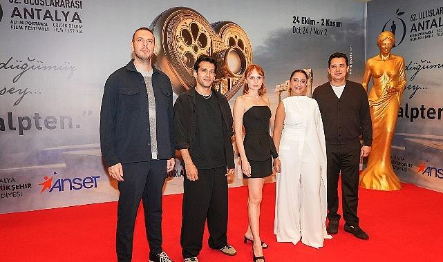 Altın Portakal'da İlk Gala: “Gelin Takımı 2" Ekibiyle Birlikte Seyirci Karşısındaydı Altın Portakal'da İlk Gala: “Gelin Takımı 2" Ekibiyle Birlikte Seyirci Karşısındaydı