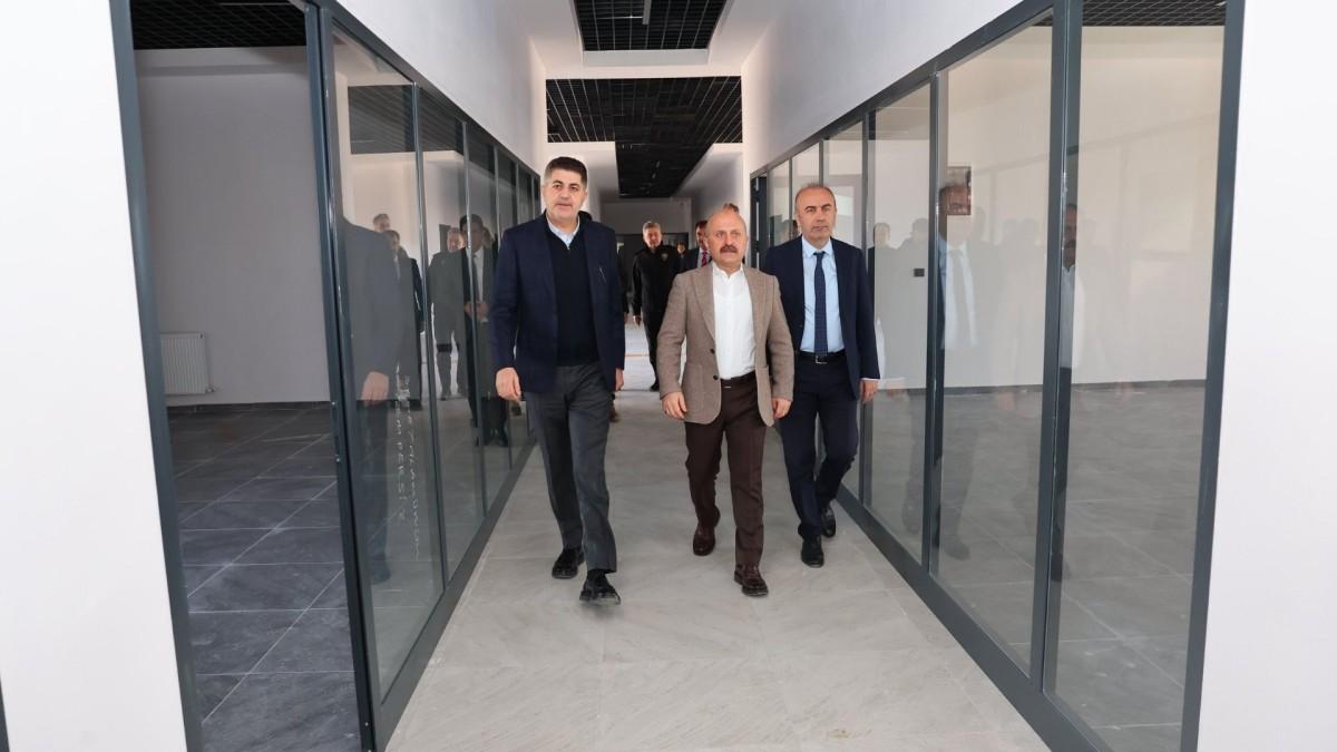 Vali Varol, Adıyaman Üniversitesi Teknokent’te incelemelerde bulundu