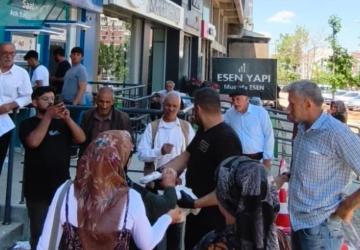 Kahta’da sıra bekleyen vatandaşlara anlamlı ikram