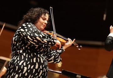 İzmir Oda Orkestrası, dünyaca ünlü keman sanatçısı Küden ile aynı sahnede