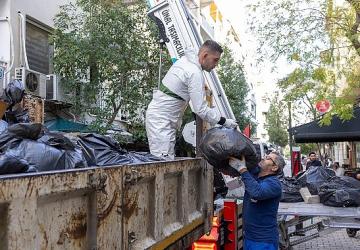 Konak Belediyesi'nden çöp ev operasyonu: 4 kamyon atık çıktı