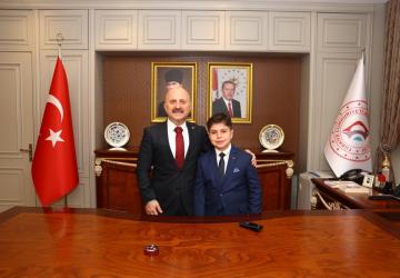 Vali Varol, 23 Nisan’da makamını temsili olarak öğrenciye devretti