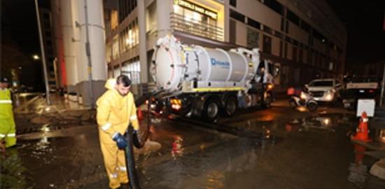 Deniz seviyesi 85 santimetreye yükseldi, Büyükşehir ekipleri sahada