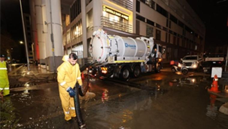 Deniz seviyesi 85 santimetreye yükseldi, Büyükşehir ekipleri sahada