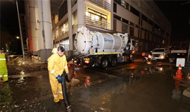 Deniz seviyesi 85 santimetreye yükseldi, Büyükşehir ekipleri sahada