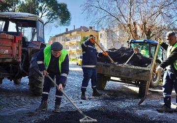 Ayvalık'ta Yol Bakım ve Onarım Çalışmaları Sürüyor