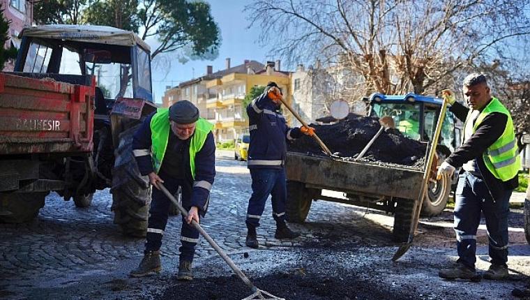 Ayvalık'ta Yol Bakım ve Onarım Çalışmaları Sürüyor