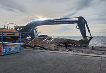 Karşıyaka'daki kaçak iskeleler yıkılıyor