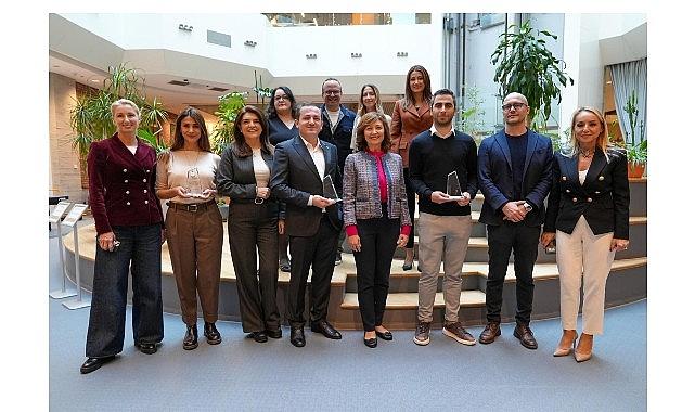 Microsoft Türkiye ile Teknolojide Kadın Derneği'nin iş birliğinde gerçekleşen “Secure The Future" eğitimini tamamlayan genç kadınlar siber güvenlik alanında uzmanlaşmaya