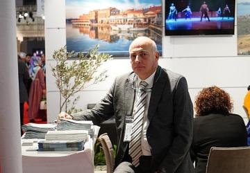 Özgültekin; Ayvalık, “Gel" Diye Çağırmıyor; “Hazırsan Buradayım" Diyor...