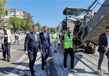 İzmir'in yollarında gece gündüz asfalt çalışması