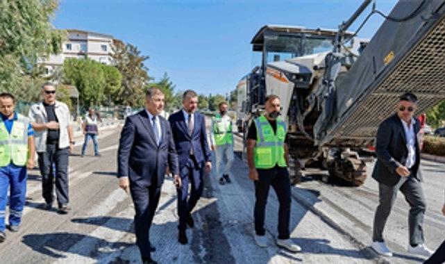 İzmir'in yollarında gece gündüz asfalt çalışması İzmir'in yollarında gece gündüz asfalt çalışması