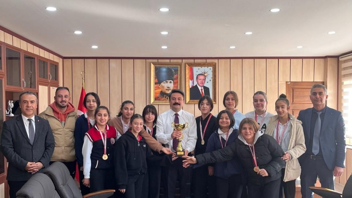 Adıyaman birincisi Kız Voleybol Takımı’ndan Kaymakam Aslan’a ziyaret