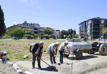 Burhaniye'de Park ve Yeşil Alanlarda Çalışmalar Kesintisiz Sürüyor
