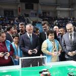 Başkan Büyükakın, robot yarışmasına katıldı, Kocaelisporlu futbolcularla maç yaptı