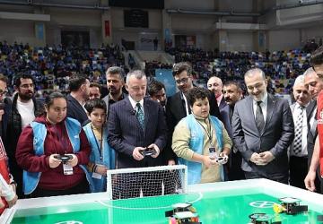 Başkan Büyükakın, robot yarışmasına katıldı, Kocaelisporlu futbolcularla maç yaptı