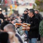 Büyükşehir iftar sofrasını bu kez Karşıyaka'da kurdu