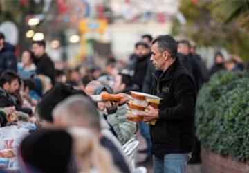 Büyükşehir iftar sofrasını bu kez Karşıyaka'da kurdu