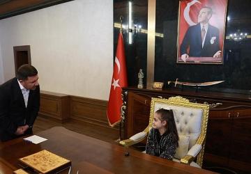Başkan Rasim Arı, 23 Nisan'da Koltuğu Çocuklara Devretti