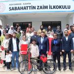 Kahta’da bayrağa saygı gösteren öğrenci ödüllendirildi