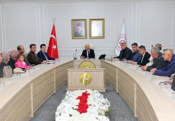 Vali Varol kendi durumlarına göre iş arayan vatandaşlarla bir araya geldi