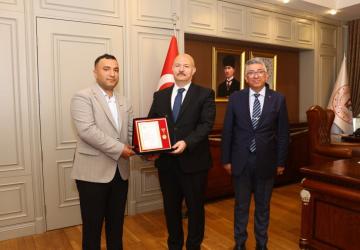 Vali Abdullah Küçük’ten Hayırsever Karakuş’a Altın Madalya takdimi