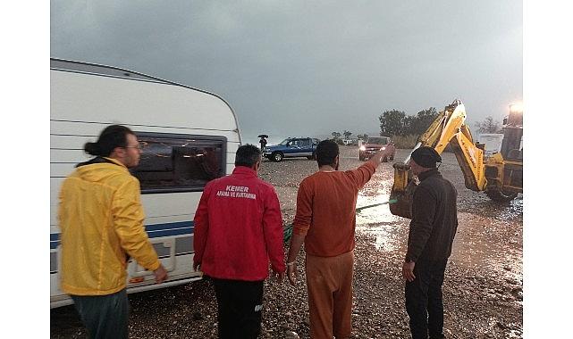 Karavanlarında mahsur kalan turistler kurtarıldı