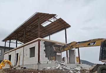 Nilüfer'de iki kaçak yapı yıkıldı