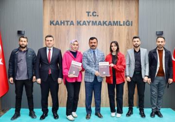 Kahta’da İnşirah Dergisi Kaymakam Soysal’a takdim edildi