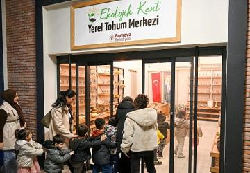 Bornova'da minik eller toprağa dokunuş