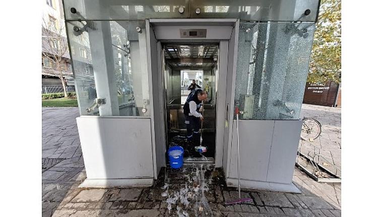 Üst geçit asansörleri Büyükşehir'le tertemiz