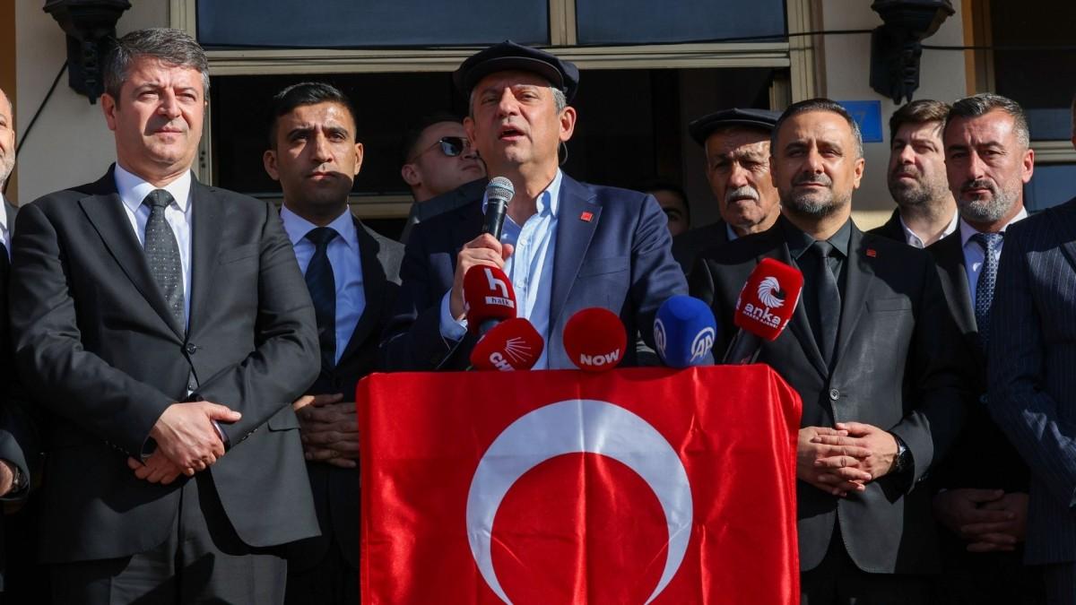 Özgür Özel Kömür Beldesi’nde vatandaşlara hitap etti: ‘Tütün üreticisi büyük çile çekiyor’