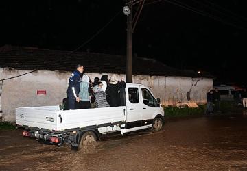 Büyükşehir ve MASKİ Ekipleri Yağmurda Tüm Gücüyle Sahada