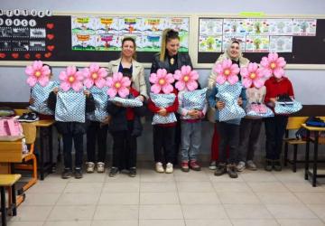 Türk Kadınlar Birliği’nden öğrencilerine bayramlık hediye