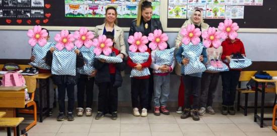 Türk Kadınlar Birliği’nden öğrencilerine bayramlık hediye