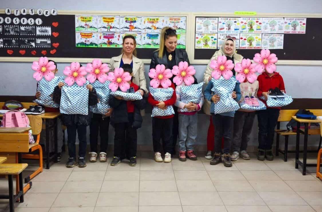 Türk Kadınlar Birliği’nden öğrencilerine bayramlık hediye