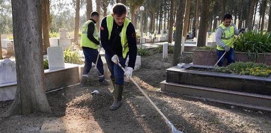 Burhaniye'de Ramazan Bayramı Öncesi Mezarlıklarda Kapsamlı Temizlik