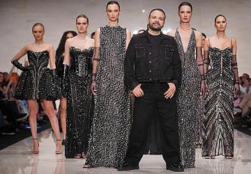 Murat Acar Defilesinde Mermer Podyumda Moda Resitali