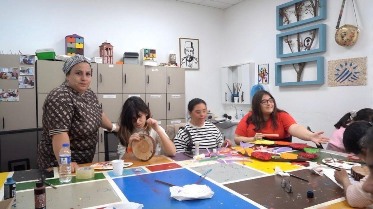 Özel bireyler, geri dönüşüm malzemelerini sanata dönüştürüyor - Videolu Haber