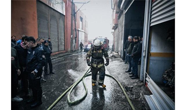 Buca'da depo yangını kısa sürede söndürüldü