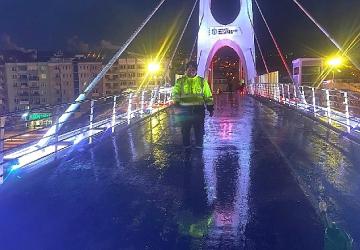 Büyükşehir'den üst geçitlere buzlanma müdahalesi