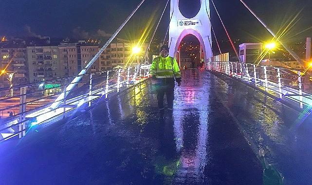 Büyükşehir'den üst geçitlere buzlanma müdahalesi