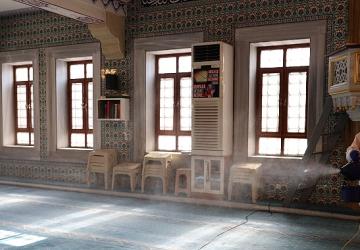 Bayrampaşa'da camiler dezenfekte ediliyor