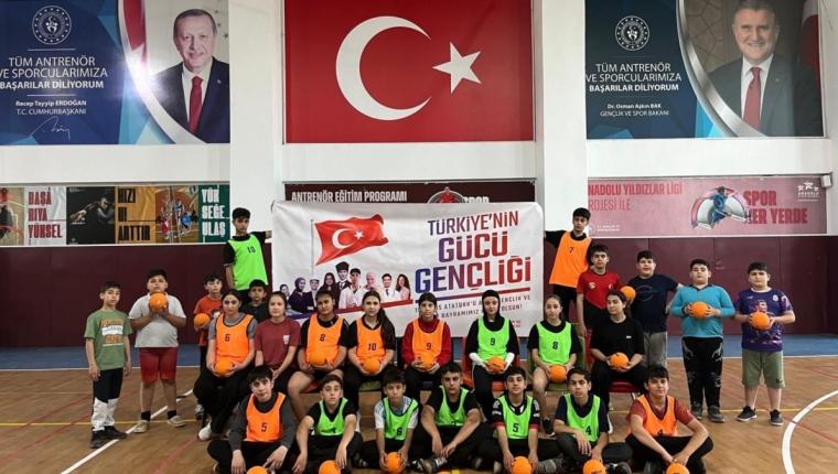 Adıyaman’da 19 Mayıs coşkusu hentbol müsabakalarıyla yaşandı Adıyaman’da 19 Mayıs coşkusu hentbol müsabakalarıyla yaşandı