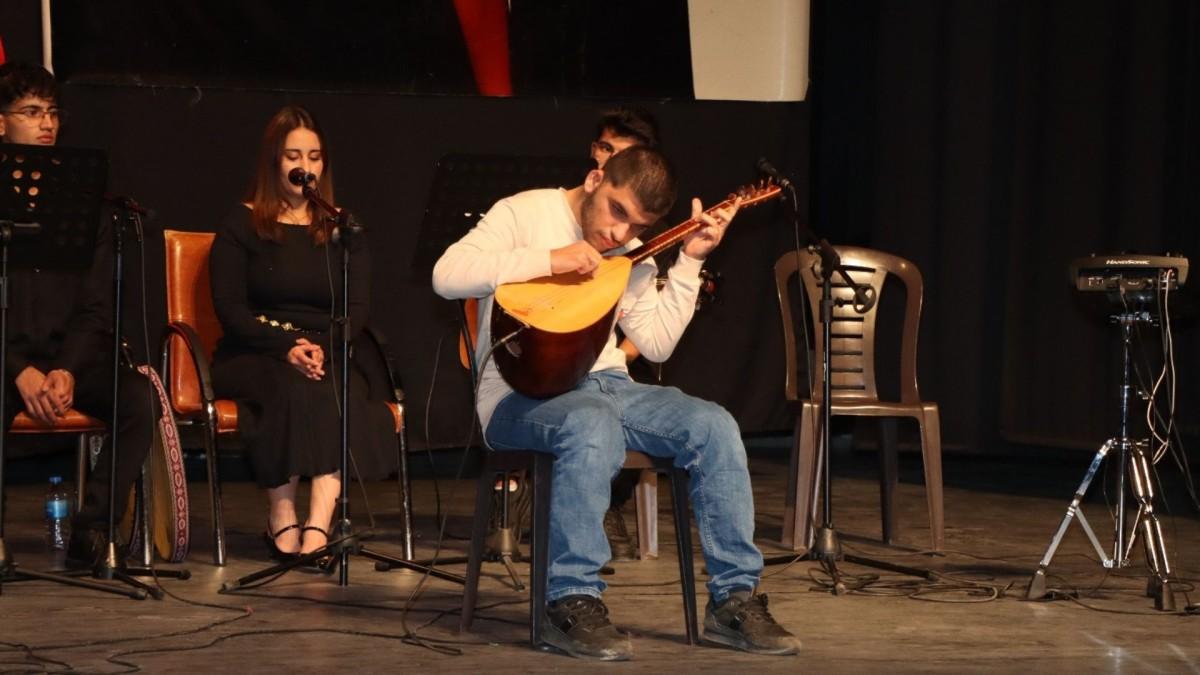 Kahta’da özel gereksinimli bireylerin sahne performansı büyük beğeni topladı