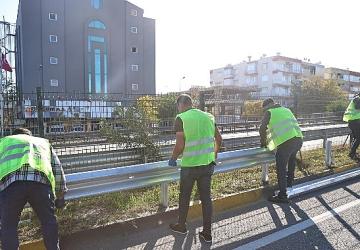 Büyükşehir'den Gazi Bulvarı'nda otokorkuluk çalışması