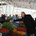 Başkan Yardımcısı Emin Gül ve kardeşi Emel Gül Kurga'dan pazar esnafına çorba ikramı