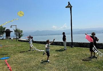 Uçurtmalar Kocaeli'den barışa uçtu; Diplomat çocukları "Barış" için uçurtma uçurdu