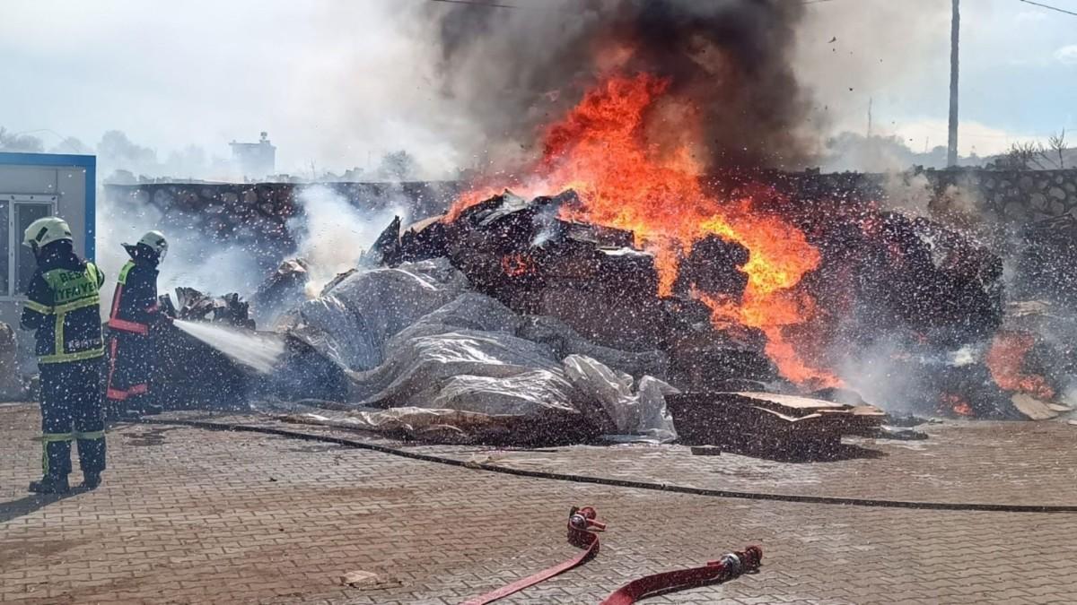 Besni’de tütün üretim tesisinde yangın çıktı - Videolu Haber
